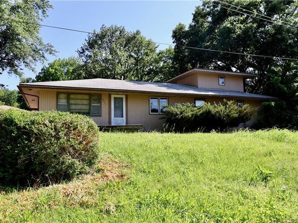 22211 E BLUE MILLS Road, Independence, MO 64058