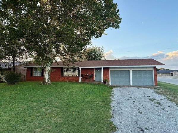 200 Arden Street , Bowie, TX 76230