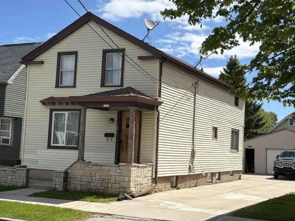 1221 S 12th St, Manitowoc, WI 54220