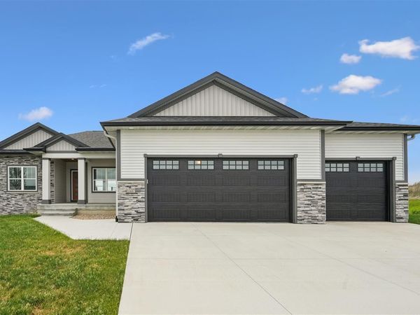1537 Deerfield Dr, Fairfax, IA 52228