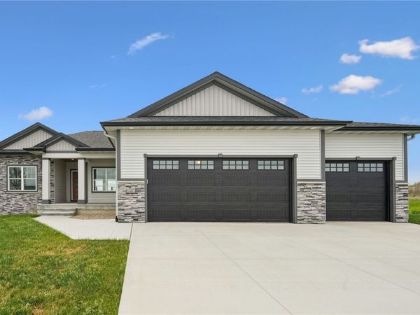 1537 Deerfield Dr , Fairfax, IA 52228