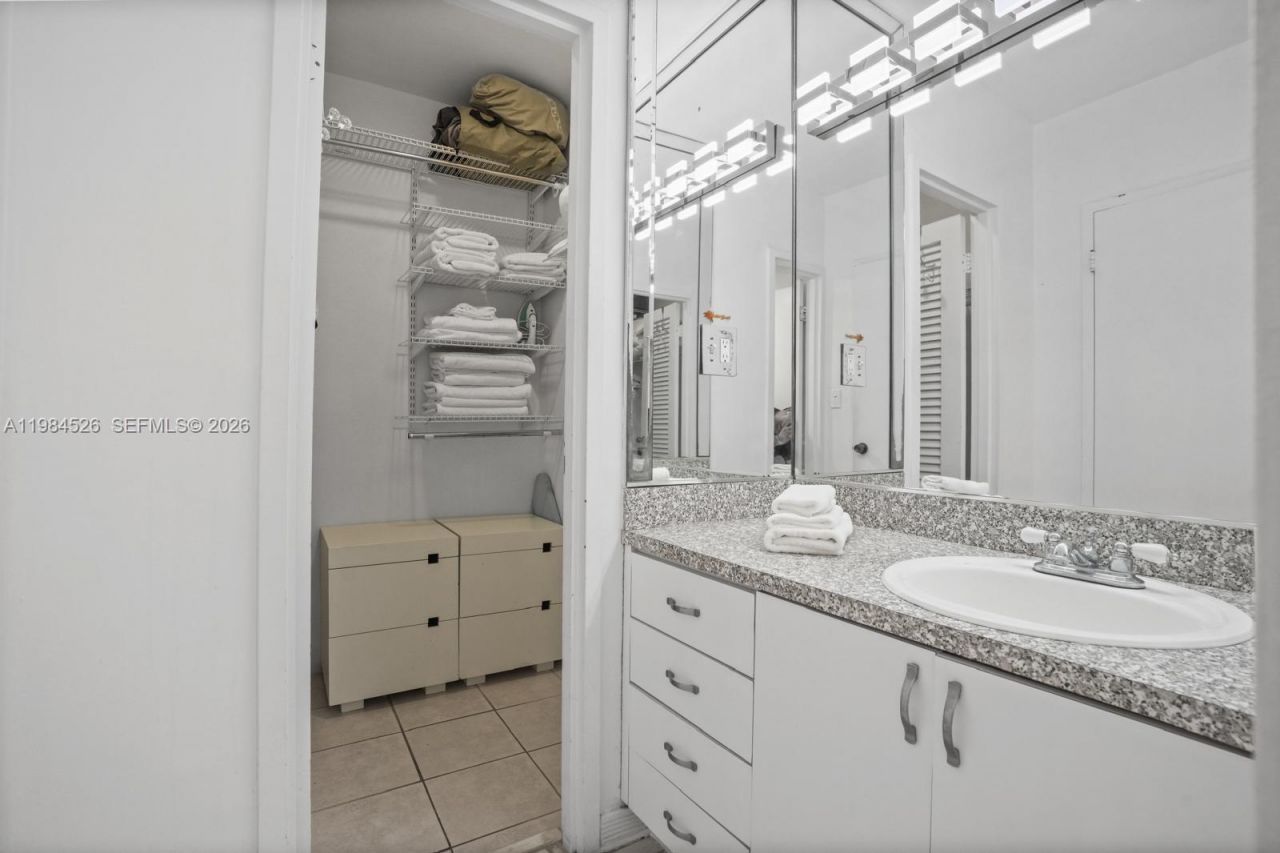 100 Lincoln Rd , Unit 825, Miami Beach, FL 33139 Photo
