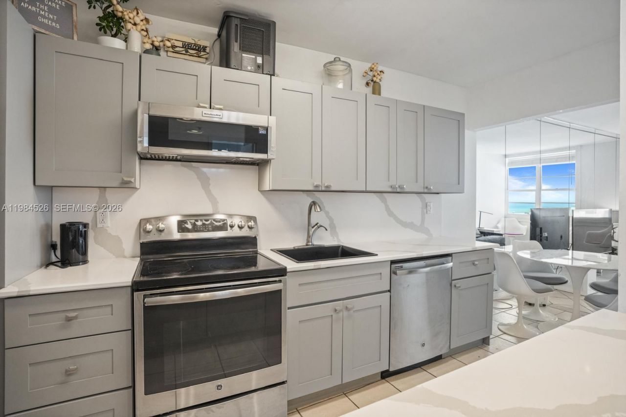 100 Lincoln Rd , Unit 825, Miami Beach, FL 33139 Photo