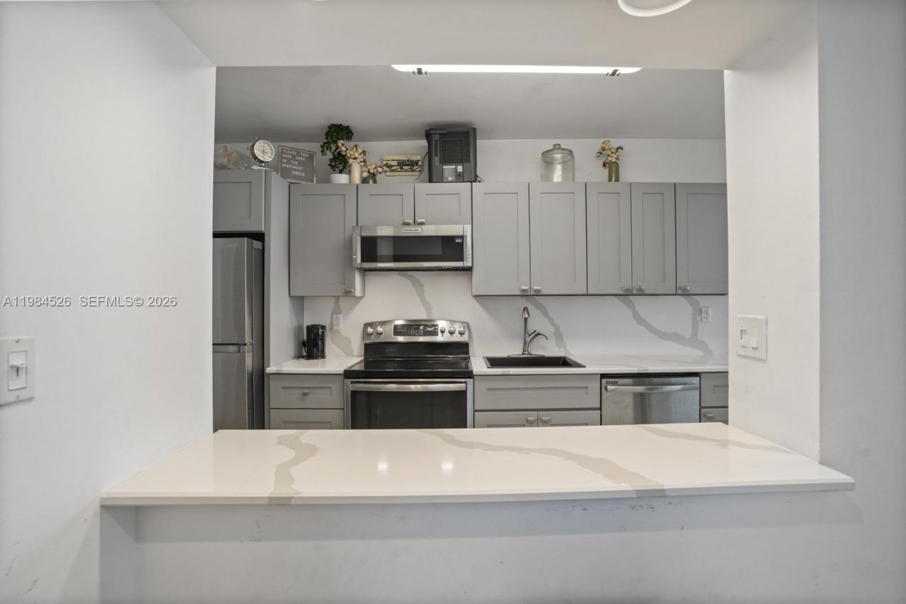 100 Lincoln Rd , Unit 825, Miami Beach, FL 33139 Photo