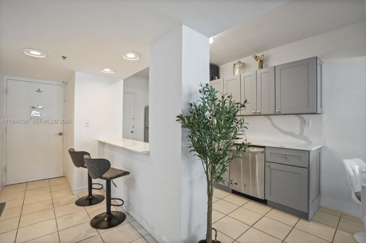 100 Lincoln Rd , Unit 825, Miami Beach, FL 33139 Photo