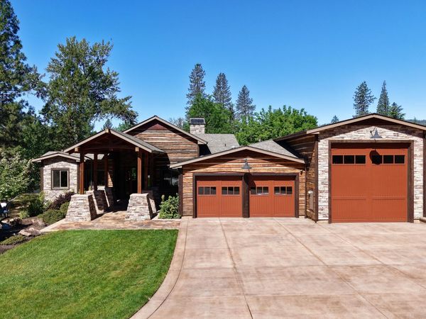 1030 Anglers Place, Shady Cove, OR 97539