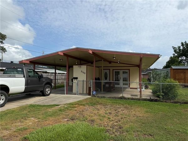 2100 STUMPF Boulevard, Gretna, LA 70056