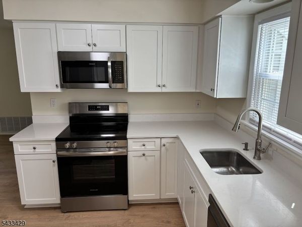 87 Junco Ct, Readington, NJ 08887