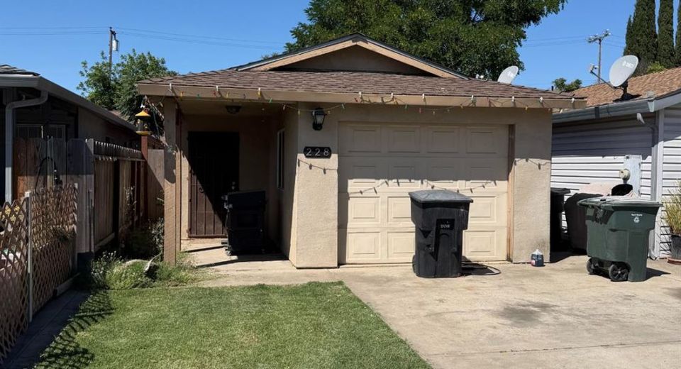 228 N 5th Ave, Oakdale, CA 95361 Photo