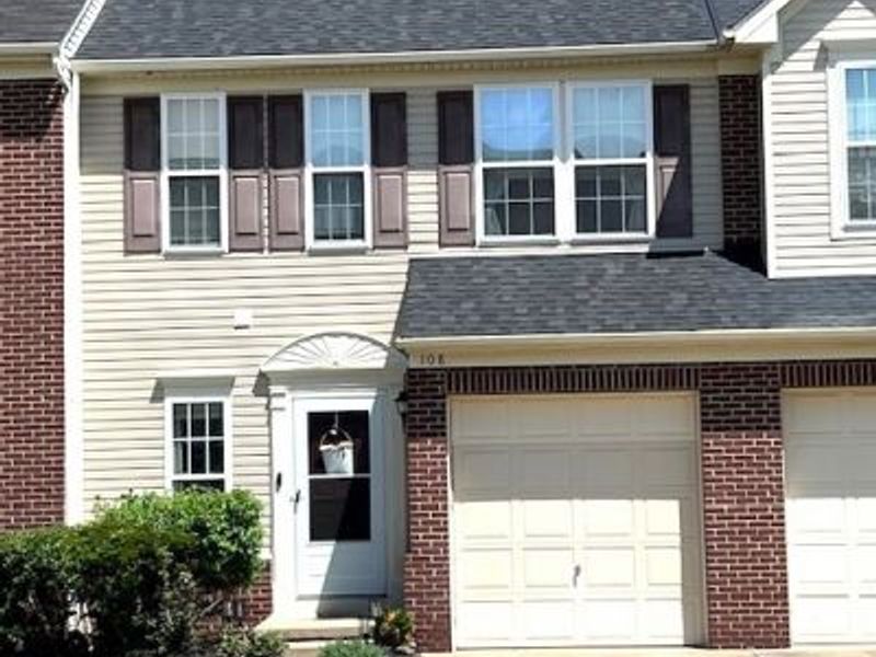 108 Yellowstone Court, Berea, OH 44017 Photo 2