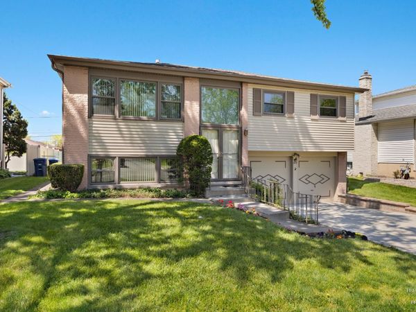 632 Polynesian Drive, Des Plaines, IL 60016
