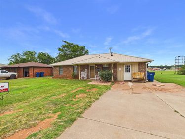 114 Apache Dr, Comanche, OK 73529