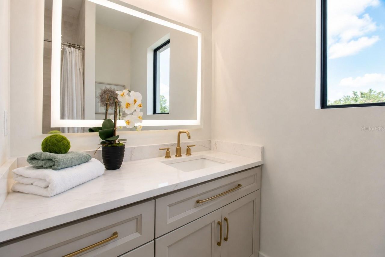2121 Clematis Court, Sarasota, FL 34239 Photo
