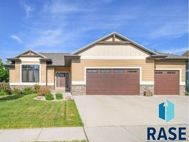 205 N Fairway Dr, Brandon, SD 57005