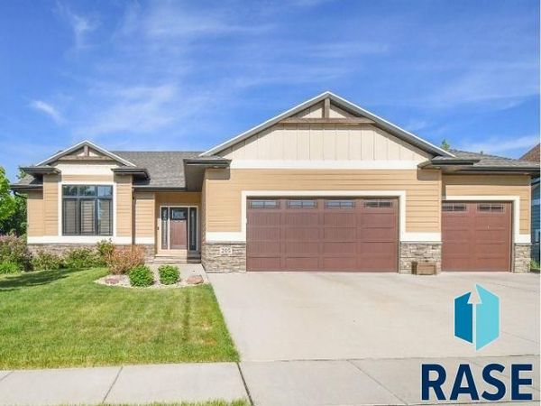 205 N Fairway Dr, Brandon, SD 57005