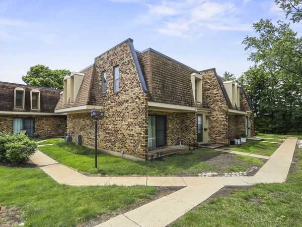 2130 Country Club Drive , Unit 2130, Woodridge, IL 60517