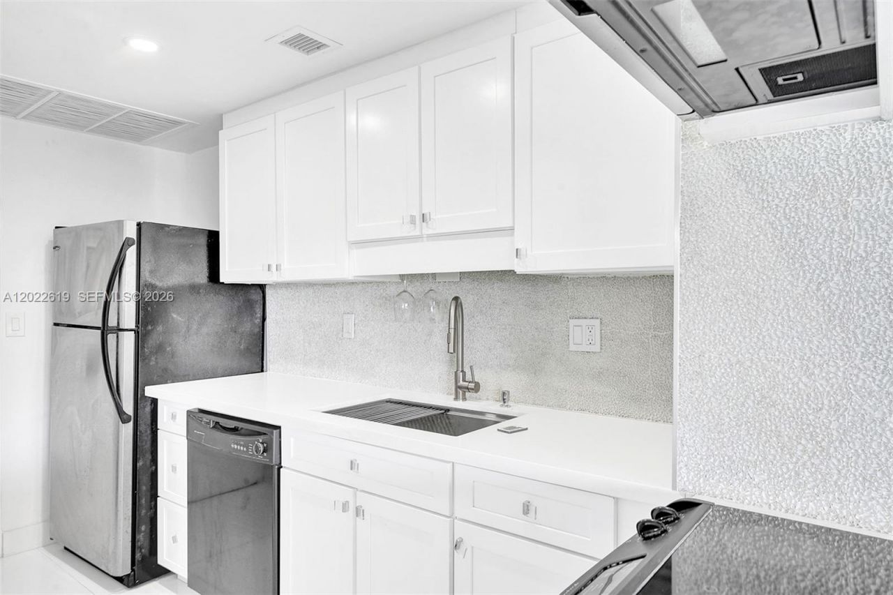 880 NE 69th St , Unit 5G, Miami, FL 33138 Photo