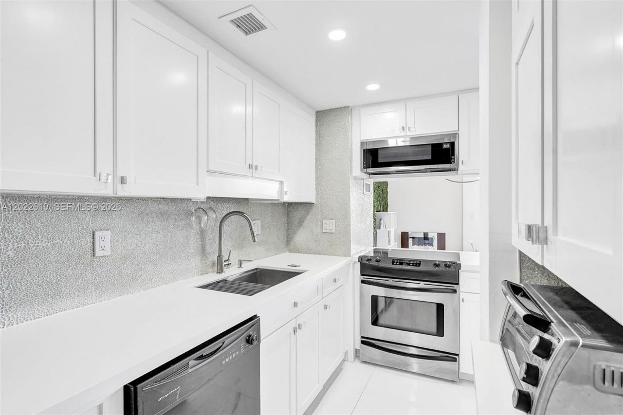 880 NE 69th St , Unit 5G, Miami, FL 33138 Photo