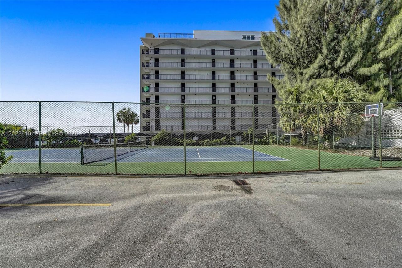 880 NE 69th St , Unit 5G, Miami, FL 33138 Photo