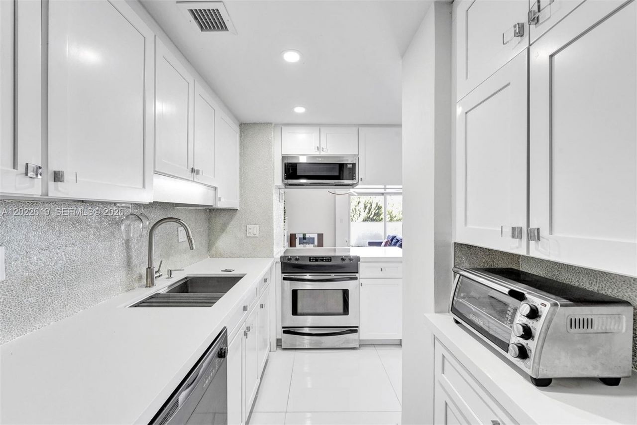 880 NE 69th St , Unit 5G, Miami, FL 33138 Photo