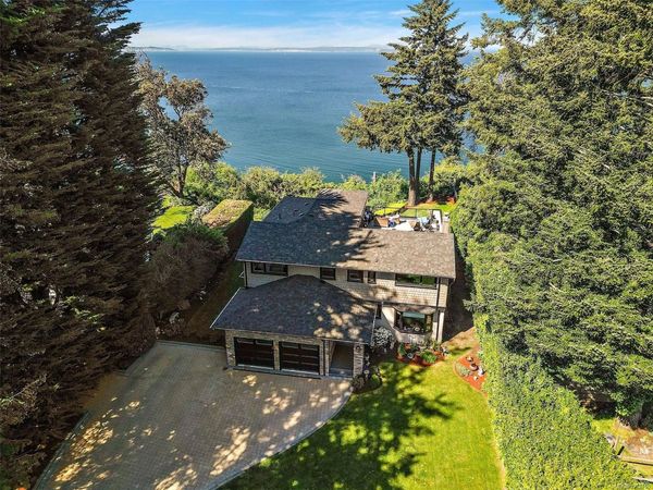 4561 Bissenden Pl , Saanich, BC V8N 3K5