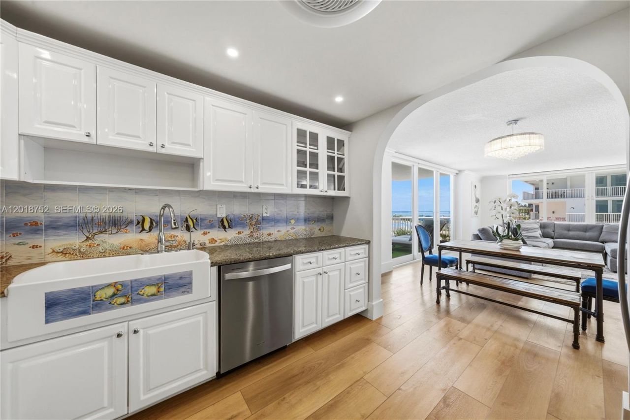 5401 Collins Ave, Unit 102, Miami Beach, FL 33140 Photo