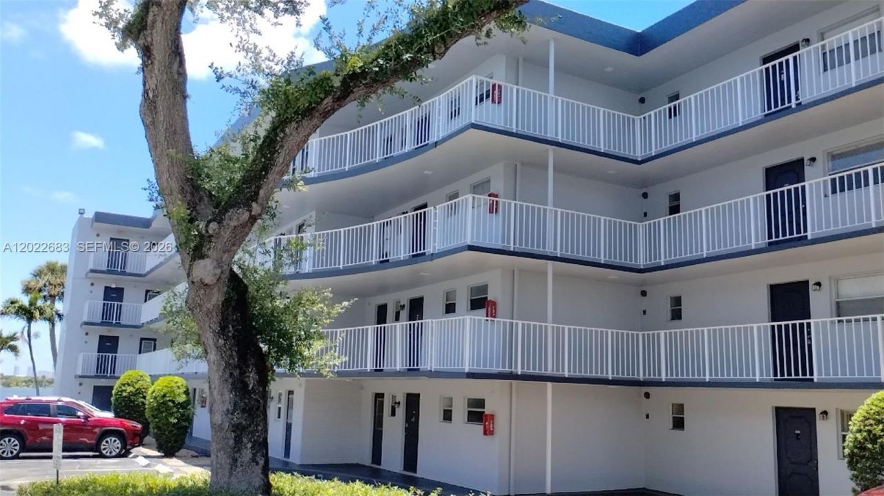 447 NE 195th St , Unit 117, Miami, FL 33179 Photo
