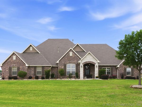 8262 N 70th East Avenue , Owasso, OK 74055