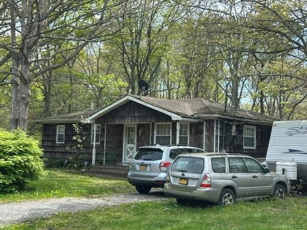 358 S Service Road , Center Moriches, NY 11934