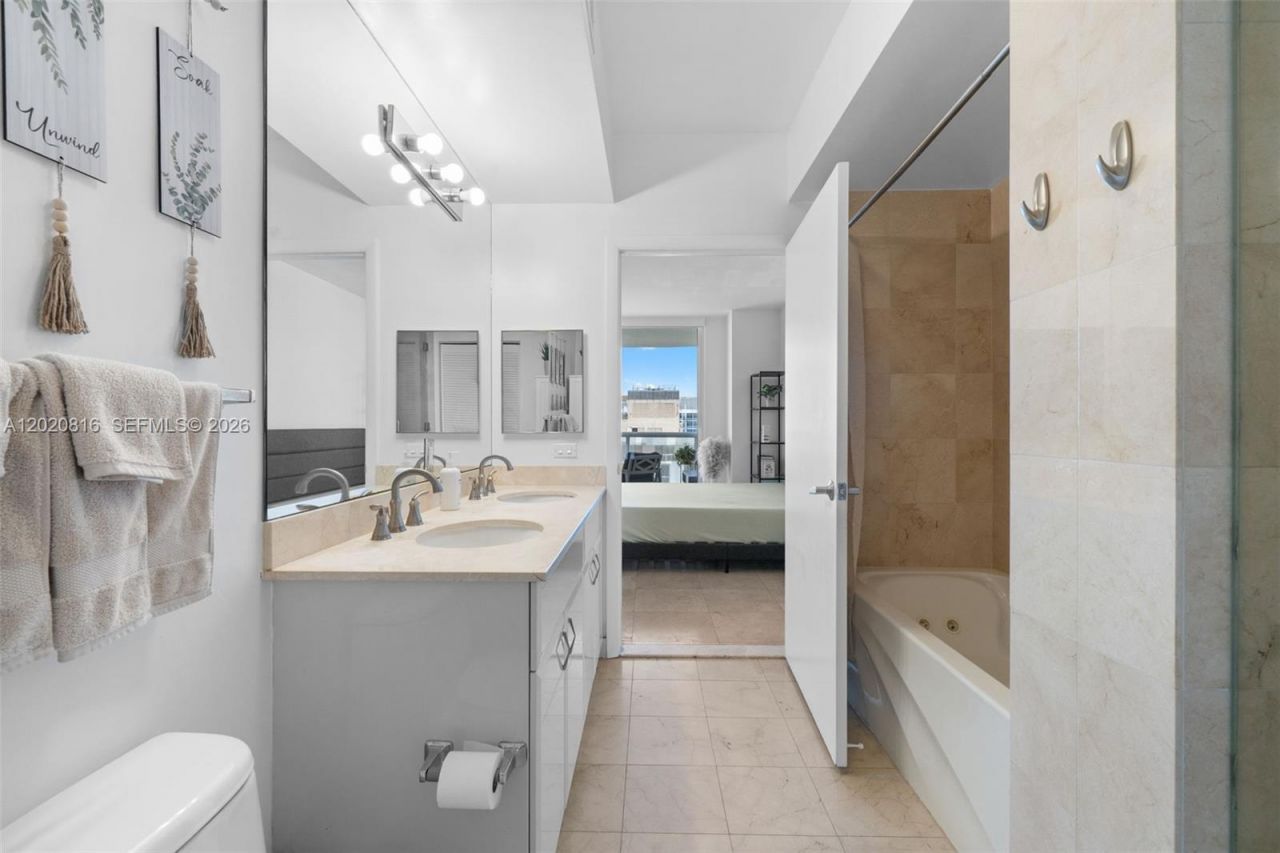 6365 Collins Ave , Unit 1909, Miami Beach, FL 33141 Photo
