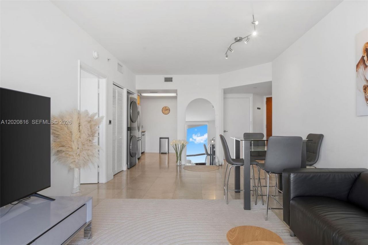 6365 Collins Ave , Unit 1909, Miami Beach, FL 33141 Photo