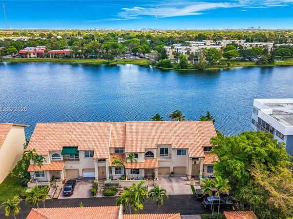781 NE 195th St , Miami, FL 33179