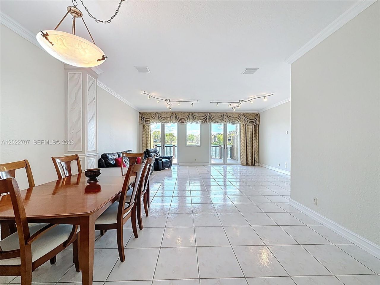 781 NE 195th St , Miami, FL 33179 Photo