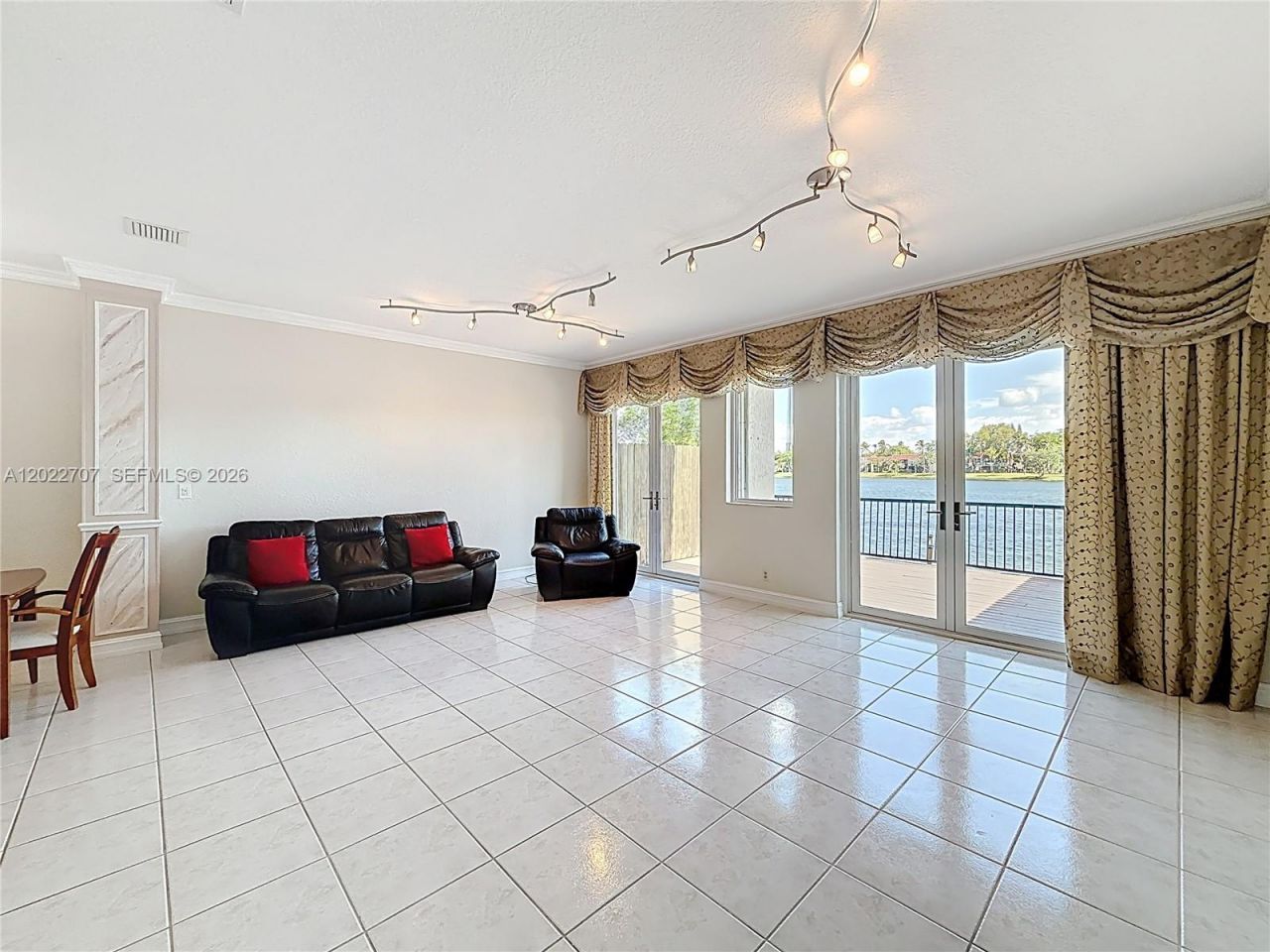 781 NE 195th St , Miami, FL 33179 Photo
