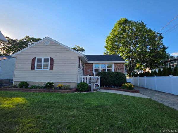 185 Audley Court , Copiague, NY 11726