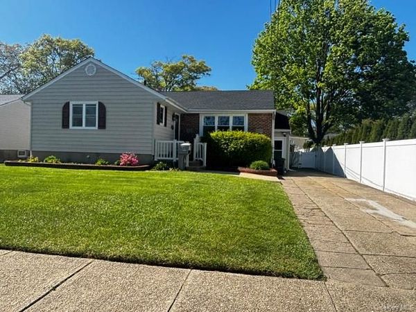 185 Audley Court , Copiague, NY 11726