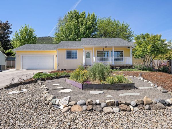305 Blackberry Court, Talent, OR 97540