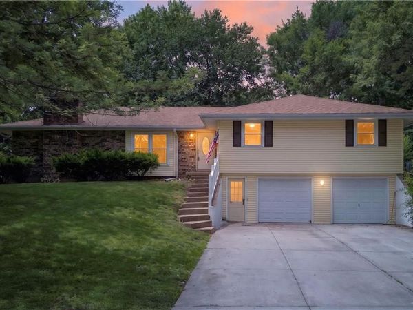218 Oak Hill Street, Lansing, KS 66043