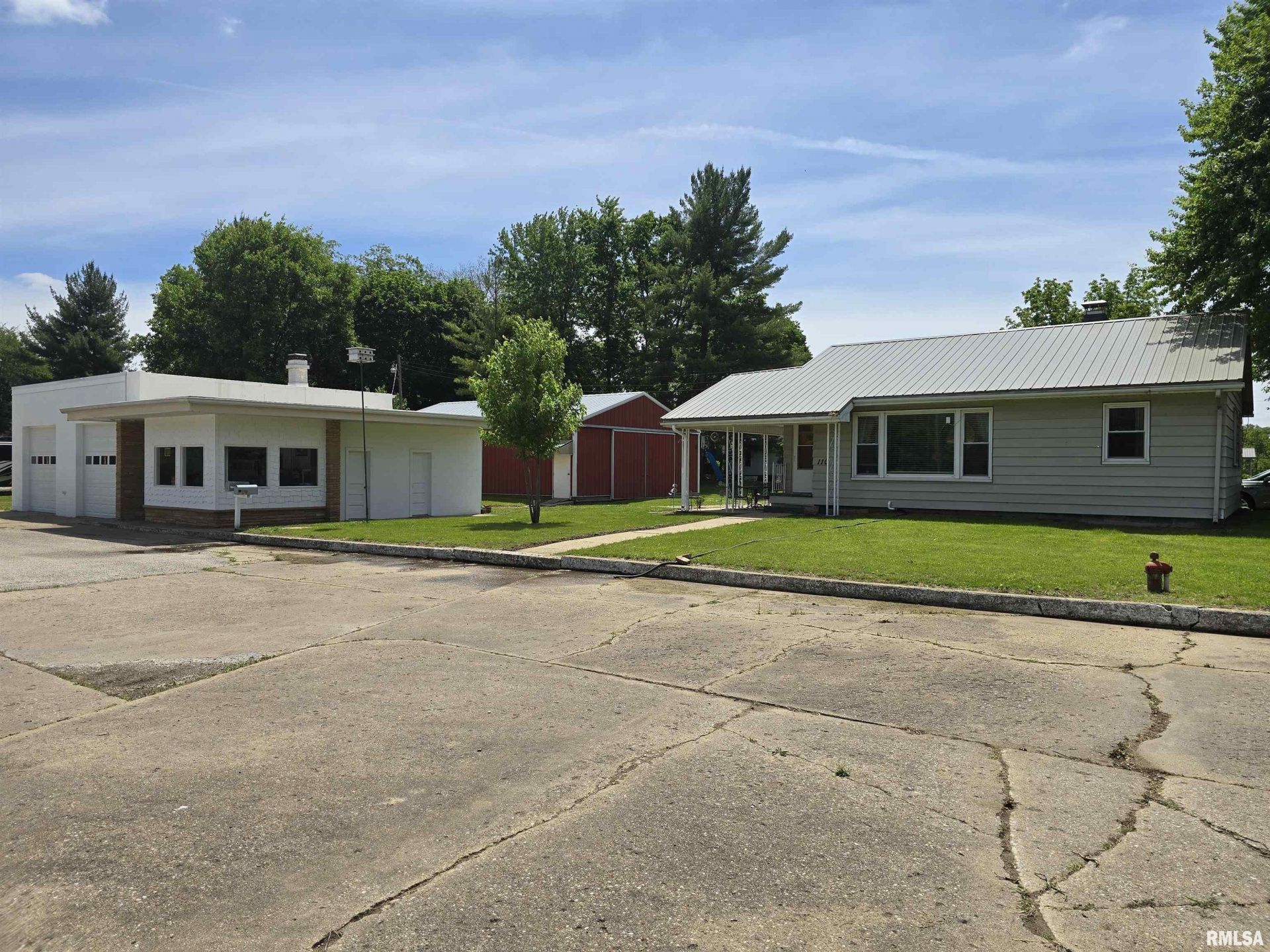 110 & 120 E Valley View Drive, Banner, IL 61520 Main Photo
