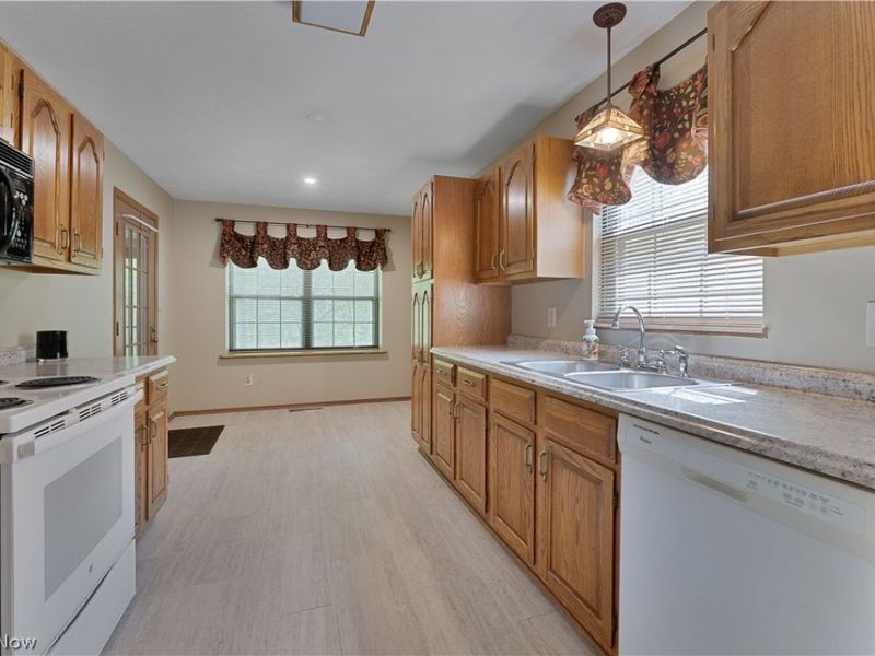 1341 Fox Run Drive, Youngstown, OH 44512 Photo 2
