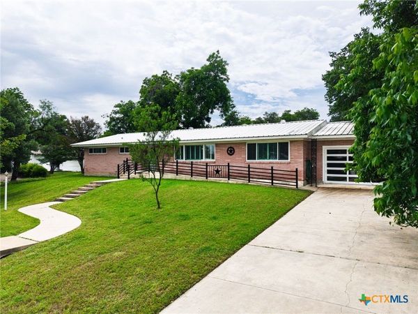 708 W North Ave , Lampasas, TX 76550