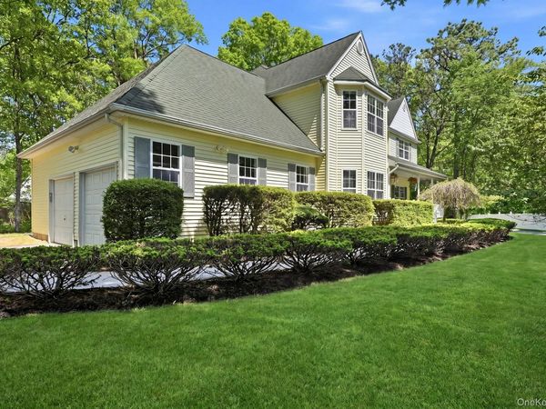 3 Pia Court , Holtsville, NY 11742