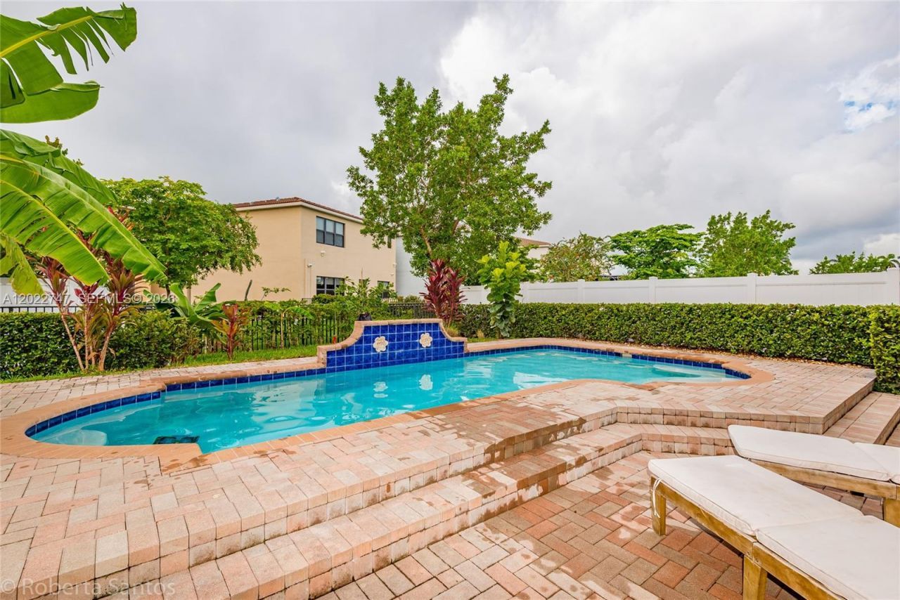 806 NE 191st St , Miami, FL 33179 Photo
