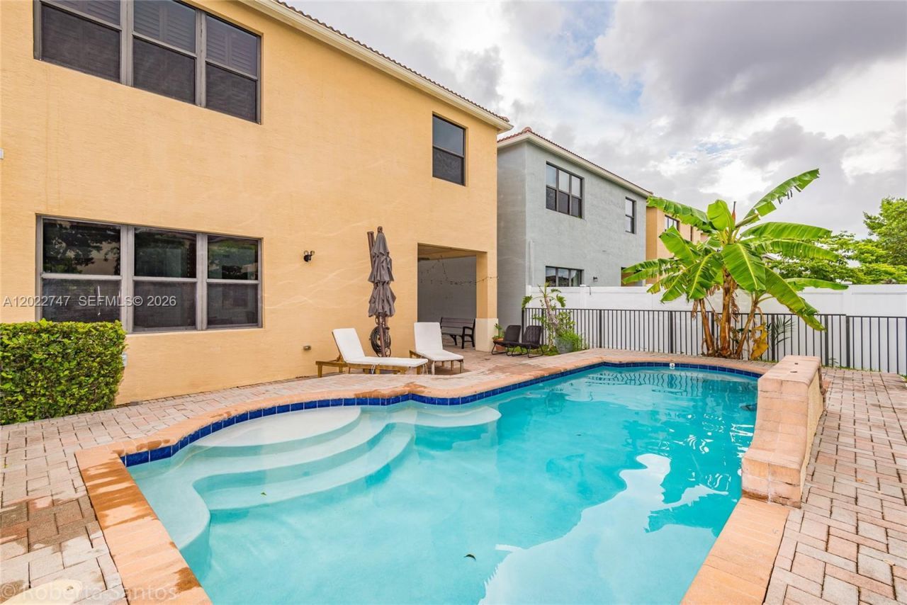 806 NE 191st St , Miami, FL 33179 Photo