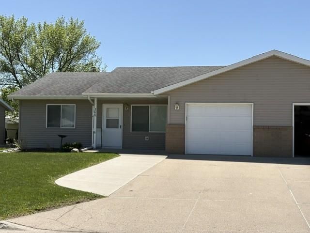 306 11th Avenue Ne, Waseca, MN 56093 Main Photo