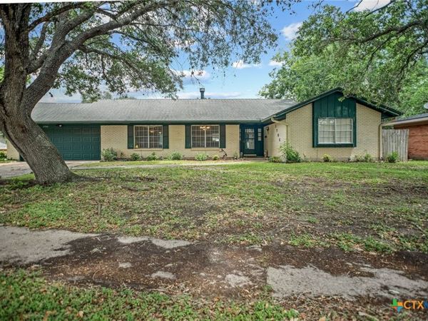 1706 College Drive , Victoria, TX 77901