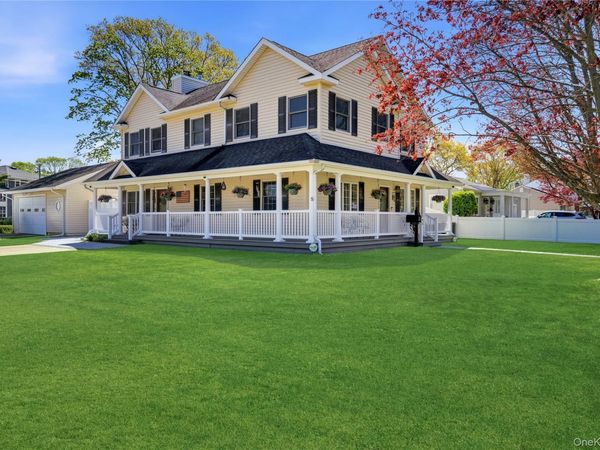93 Meroke Lane , East Islip, NY 11730