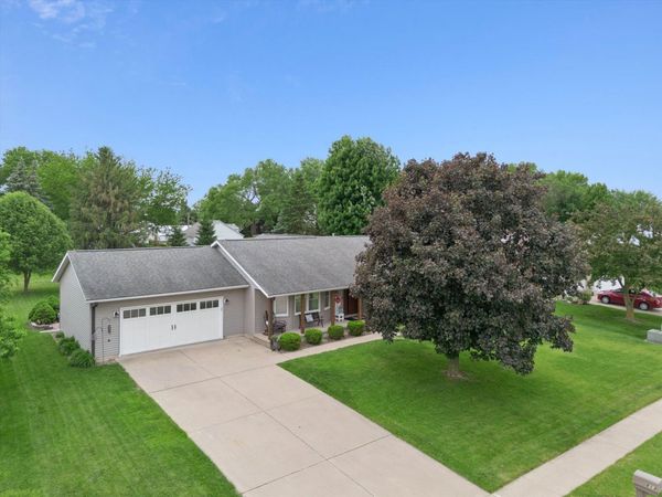 813 Pleasant Hill Drive , Dewitt, IA 52742