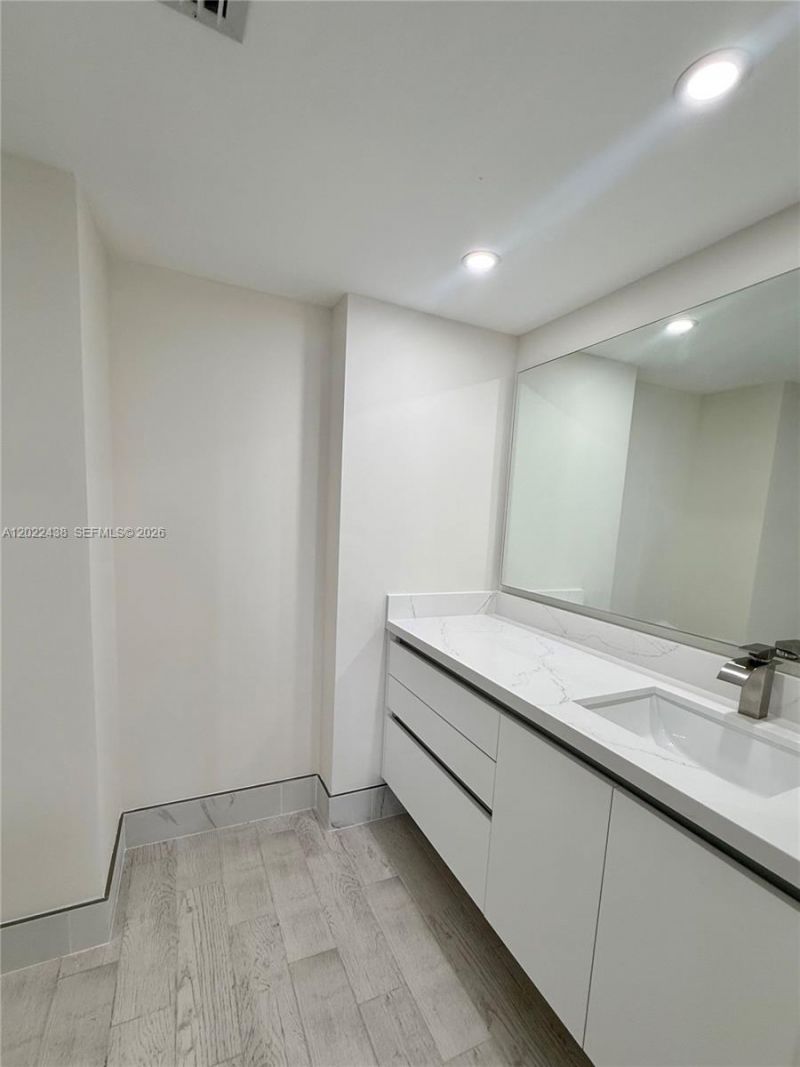 801 N Venetian Dr, Unit 408, Miami, FL 33139 Photo