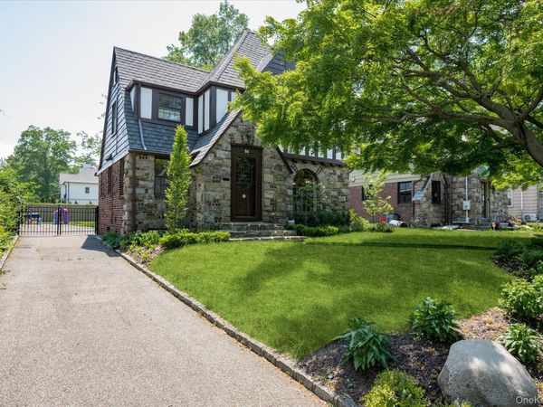 84 Allenwood Road , Great Neck, NY 11023